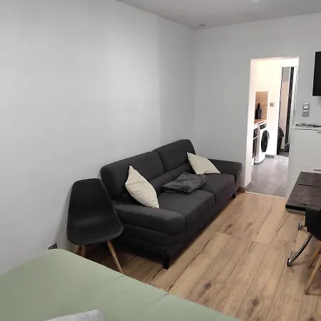 Maison Entiere Avec Parking Gratuit, Wifi & Clim 度假居