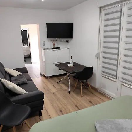 Maison Entiere Avec Parking Gratuit, Wifi & Clim Vakantiehuis